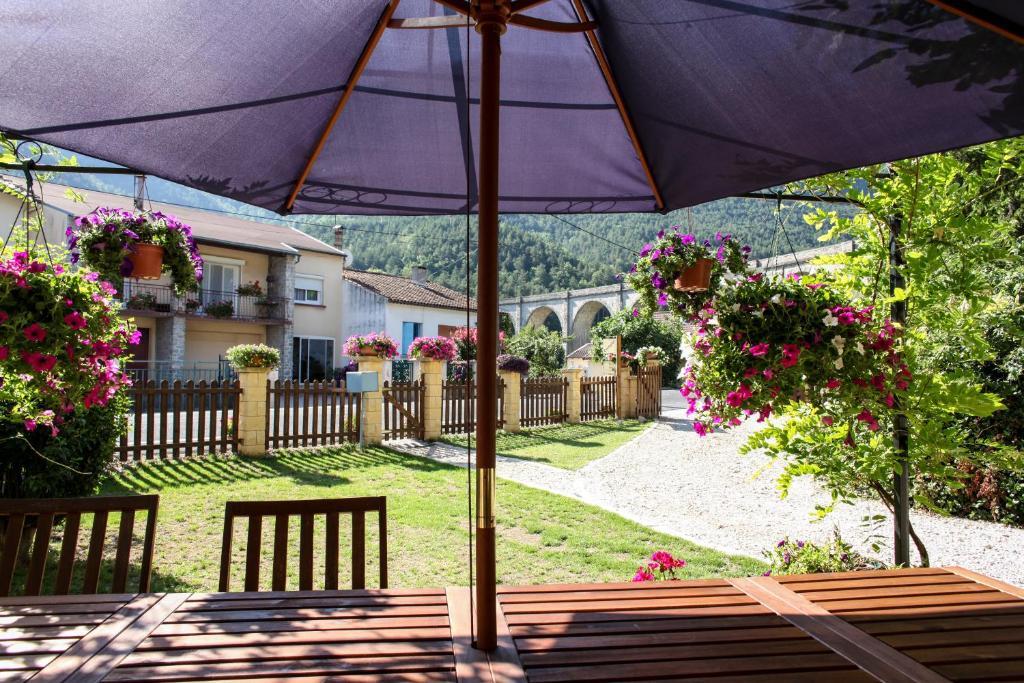 Aux Quatre Saisons Axat Acomodação com café da manhã Exterior foto