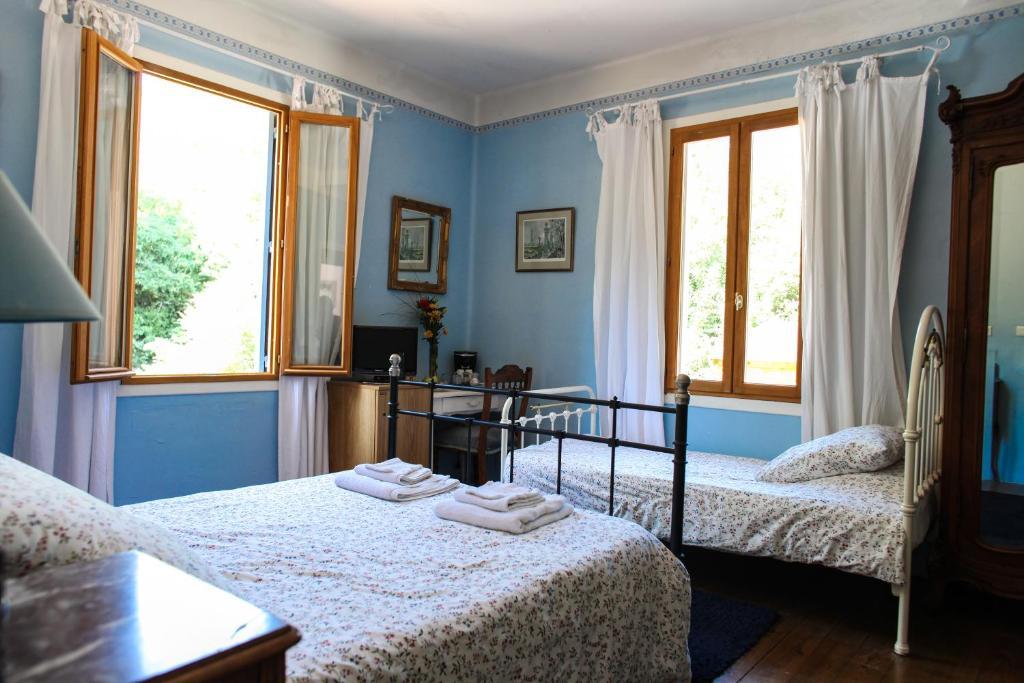 Aux Quatre Saisons Axat Acomodação com café da manhã Quarto foto